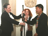 La comunidad Emberá entregó “Bastón de mando” a  la Alcaldesa (D)