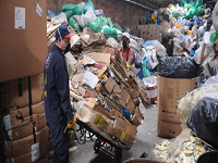 ¿Cuánto le pagan (realmente) a un reciclador por un kilo de cartón en Colombia?