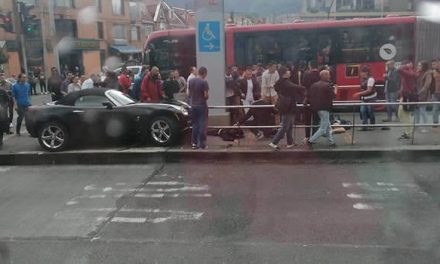 Dos heridos en choque de lujoso carro contra estación Flores en Bogotá