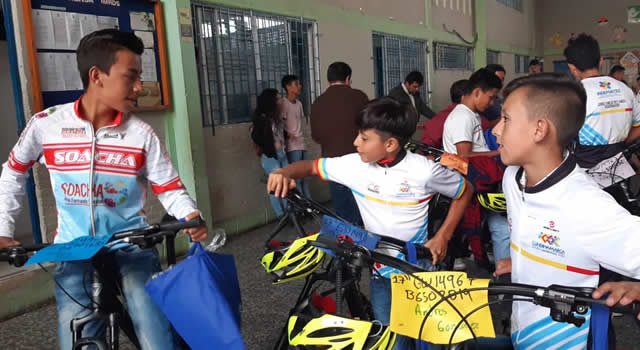 Se entregan 100 bicicletas a niños y jóvenes de Soacha