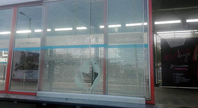 Vándalos destruyen vidrios de la estación Transmilenio  de San Mateo en Soacha