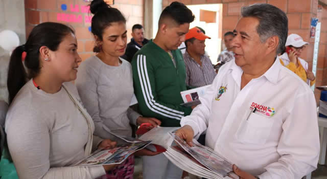 Puerta a puerta, alcalde y servidores públicos de la Alcaldía de Soacha entregaron informe de gestión a la ciudadanía