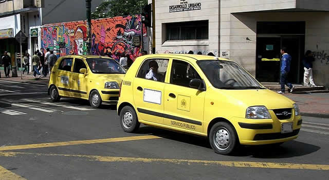 Avanza  proyecto que eliminaría los cupos de taxis y regula las apps de transporte