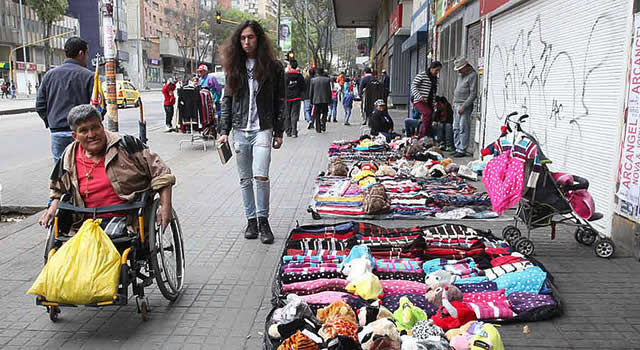 Mujer debe 92 comparendos por ocupar el espacio público en Bogotá y le quieren embargar su casa