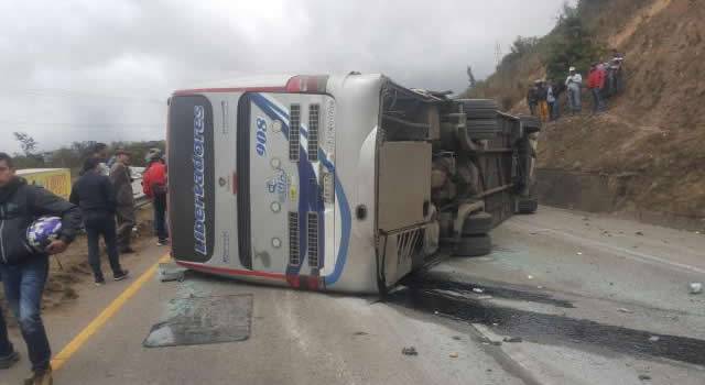 15 heridos tras volcamiento de bus en la vía Bogotá- Tunja