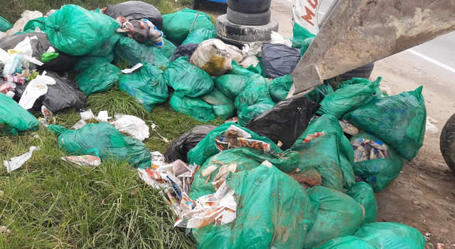 Botadero de basura causa emergencia de salud pública en vía de Soacha