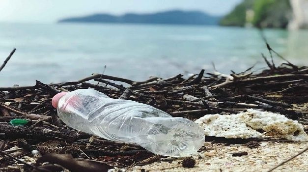 Al año 8 millones de toneladas de plástico van a los océanos
