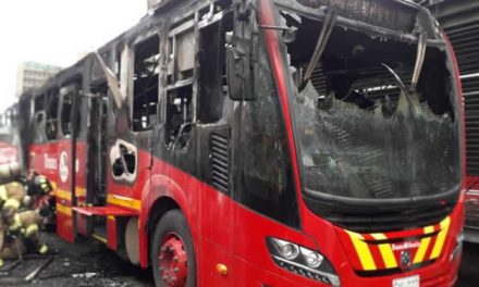 Se incendia bus de Transmilenio en la troncal Caracas, ver video