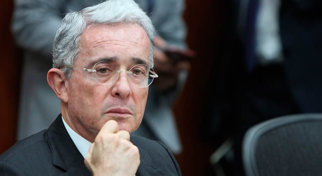 Uribe dice que Claudia López está permitiendo que los vándalos destruyan a Bogotá