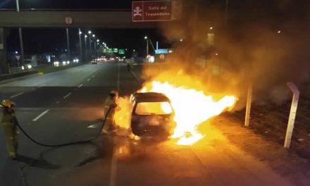 Se incendia vehículo en la autopista Sur frente a Eternit