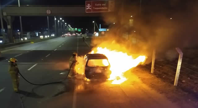 Se incendia vehículo en la autopista Sur frente a Eternit