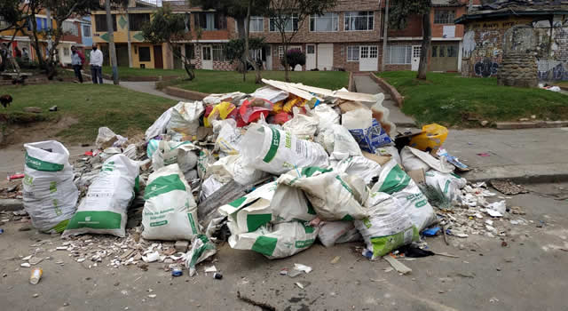 Basuras y escombros invaden las calles de Soacha, señalan a vecinos incultos y a la  empresa de aseo