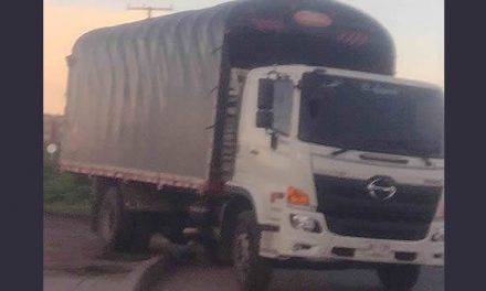 Otro camión que viola restricción por vía San Marón en Soacha