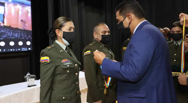 Gobernación de Cundinamarca condecora a miembros de la Policía en sus 129 años de creación