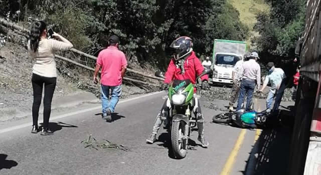 Árboles le caen encima a motociclista en carreteras de Cundinamarca