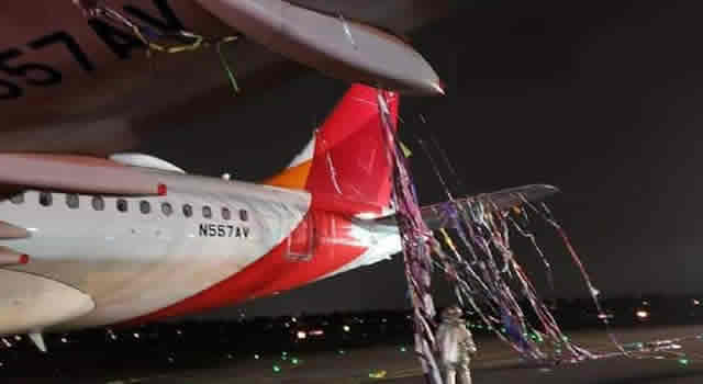 Globo pirotécnico choca con avión en el Dorado y lo obliga a aterrizar de emergencia