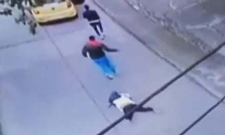 [VIDEO] Ladrones se bajan de un taxi, golpean y arrastran a una mujer por robarla