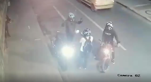 [VIDEO] Le roban la moto y le disparan en el estómago delante de su esposa