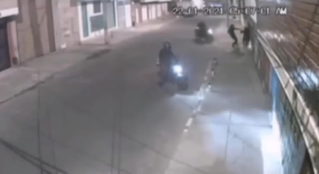 [VIDEO]  Delincuentes en moto atacan y roban a mujer en Bogotá