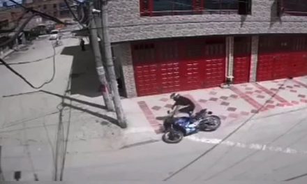 [VIDEO] Tremendo susto sufrió ladrón que por poco se roba una moto