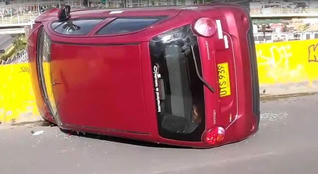 [VIDEO] Cae vehículo de grúa en pleno movimiento sobre puente Mercurio de Soacha