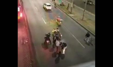 [VIDEO]  Moto atropella a presunto ladrón frente a estación San Mateo, Soacha