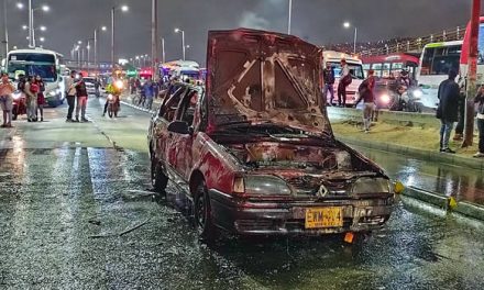 [VIDEO] Se incendia vehículo en la autopista Sur de Soacha