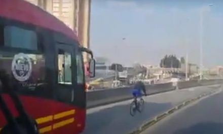 Ciclista desafía articulado de Transmilenio en Bogotá