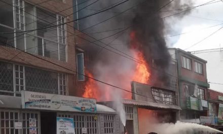 [VIDEO]  Controlado incendio en fábrica de telas y colchonería de Bogotá
