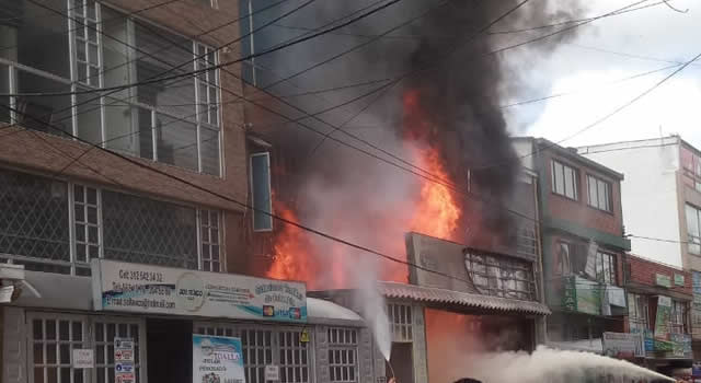 [VIDEO]  Controlado incendio en fábrica de telas y colchonería de Bogotá