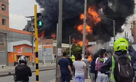 [VIDEO] Seis viviendas, dos locales y carros afectados deja incendio de bodega en Bogotá