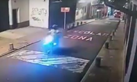 [VIDEO] Conductor atropella a policía y lo arrastra varios metros en calle de Bogotá