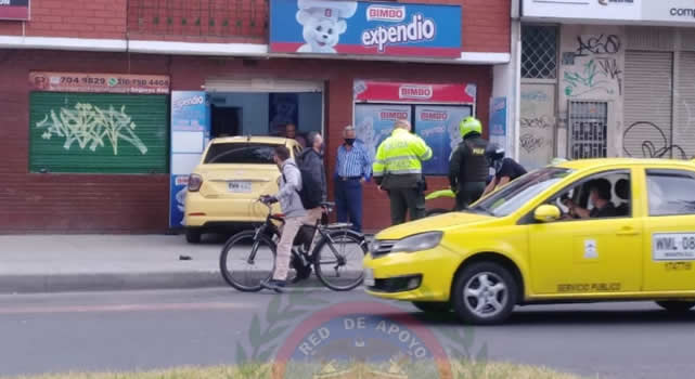 Taxista en aparente estado de embriaguez termina dentro de un local en Bogotá