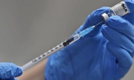 Cuatro pacientes presentaron reacciones adversas por la vacuna en Bogotá