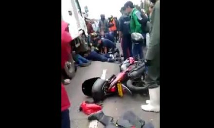 [VIDEO] Por culpa de un hueco, furgón pasó por encima de un motociclista en Bogotá