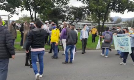 Comunidad sorda bloqueó Transmilenio por la Calle 26 de Bogotá