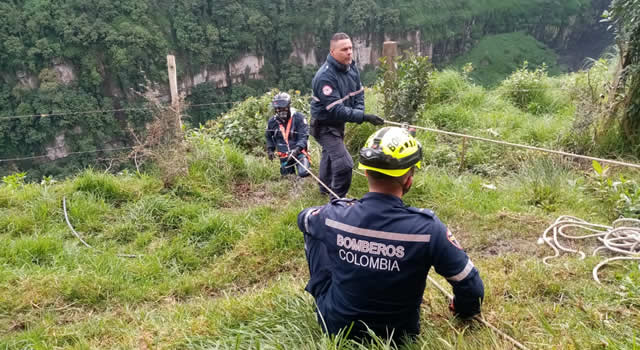 Rescate en el Salto, Bomberos Soacha recuperan cuerpo de joven que se lanzó al vacío