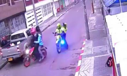 [VIDEO]  Policía llega cuando ladrones atracaban a una familia en Bogotá, miren lo que pasó