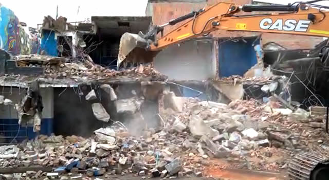 [VIDEO]  ¡Ahora sí! Demuelen  vivienda en Soacha utilizada para consumir droga y cometer delitos