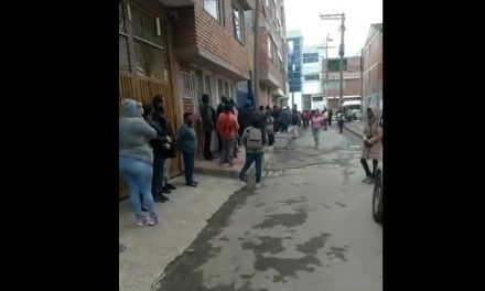 [VIDEO]   Horas de espera y filas sin distanciamiento en el Sisben de Soacha