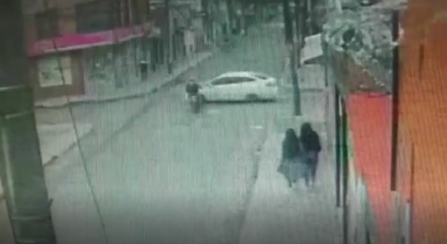 Terrible accidente sufre motociclista en calle de Bogotá