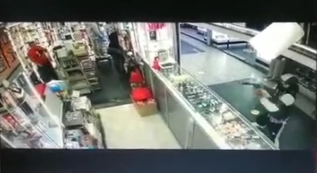 [VIDEO] Dos comerciantes baleados en centro comercial de Bogotá, uno murió