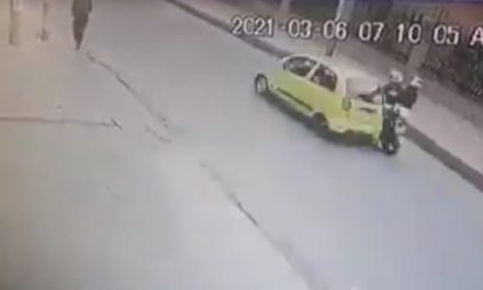 [VIDEO] Taxista arrolla a pareja de motociclistas en Bogotá y escapa del lugar