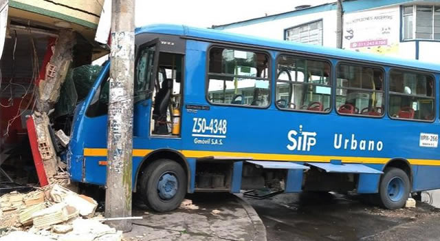 Cinco heridos deja choque de bus del Sitp contra una casa en Bogotá