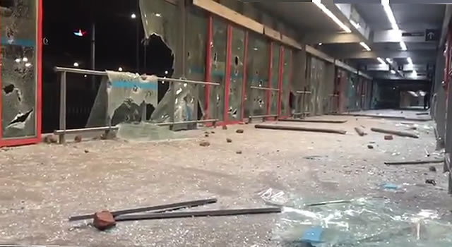 [VIDEO] Vándalos destruyeron estación San Mateo de Transmilenio en Soacha