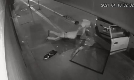 [VIDEO] Brutal golpe de un ladrón por estar robando en Bogotá, quedó inconsciente