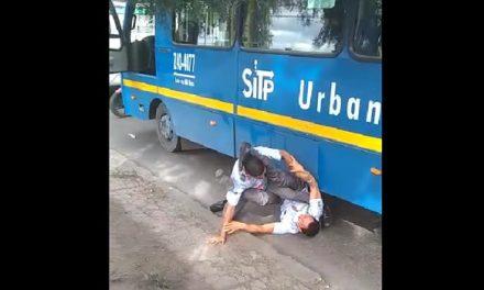 [VIDEO] El mal ejemplo de dos conductores del SITP, se enfrentaron a golpes en vía de Bogotá