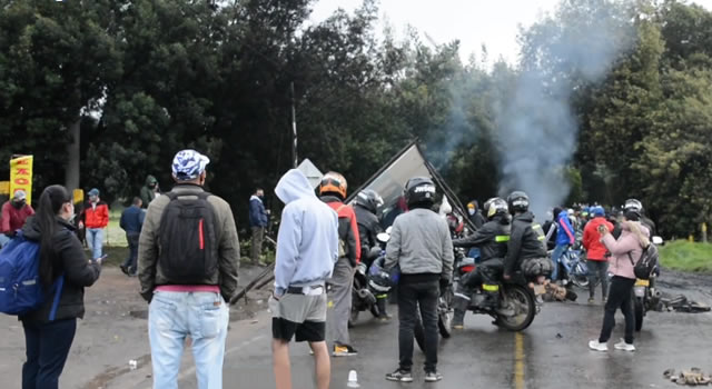 Siete puntos de bloqueo permanecen en vías de Cundinamarca