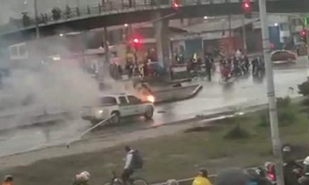 [VIDEO]  Incineran camioneta de la Policía en la calle 22 de Soacha
