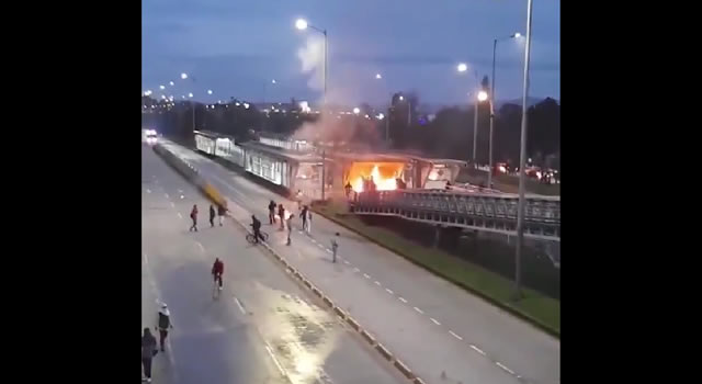 [VIDEO] Así fue el incendio en la estación de Transmilenio de Modelia en Bogotá
